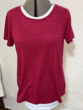 Women's Textured Short Sleeve Tee in Burgundy Red